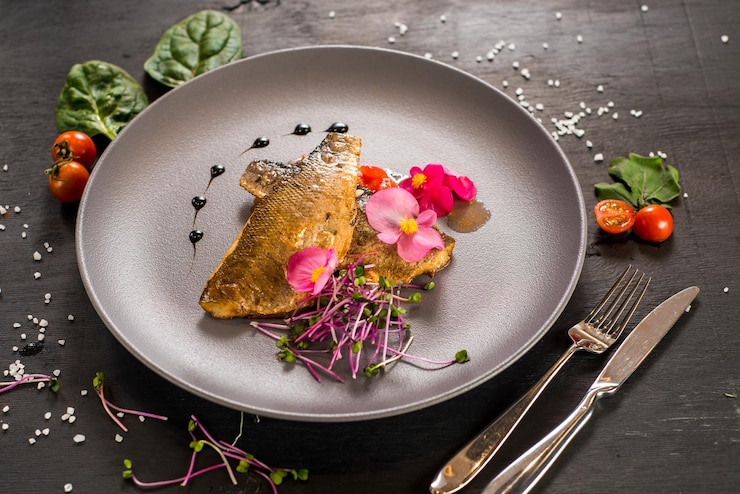 Photo filet de poisson aux légumes sur fond de bois