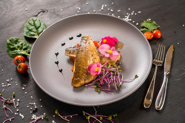 Filet de poisson aux légumes sur fond de bois