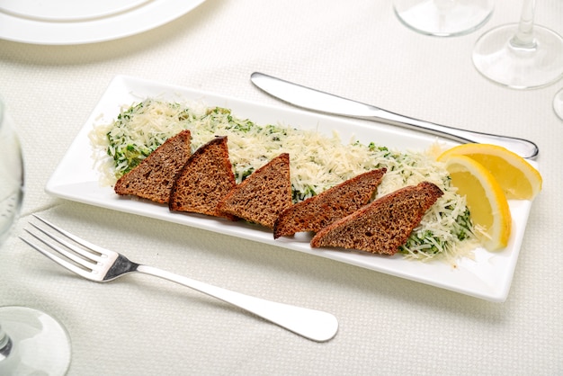 Filet de poisson blanc aux herbes sur épinards frits