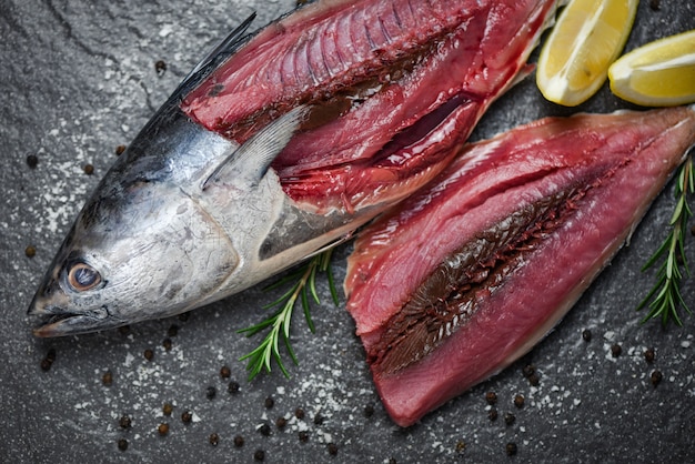 Filet de poisson frais aux herbes épices romarin et citron