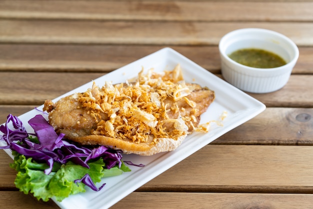 Filet de poisson frit à l'ail