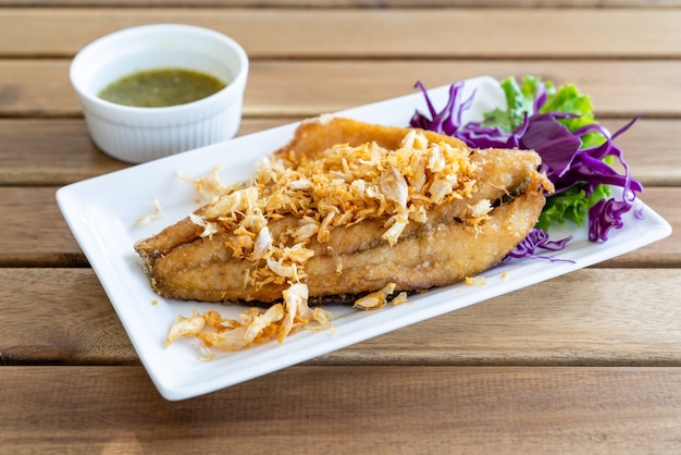 Filet de poisson frit à l'ail