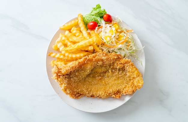 filet de poisson frit et chips de pommes de terre avec mini salade