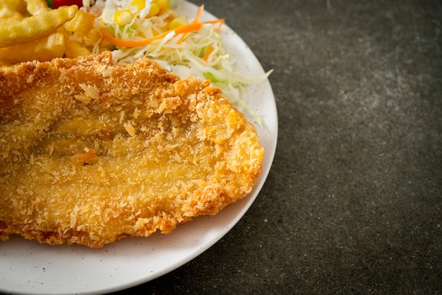 filet de poisson frit et chips de pommes de terre avec mini salade