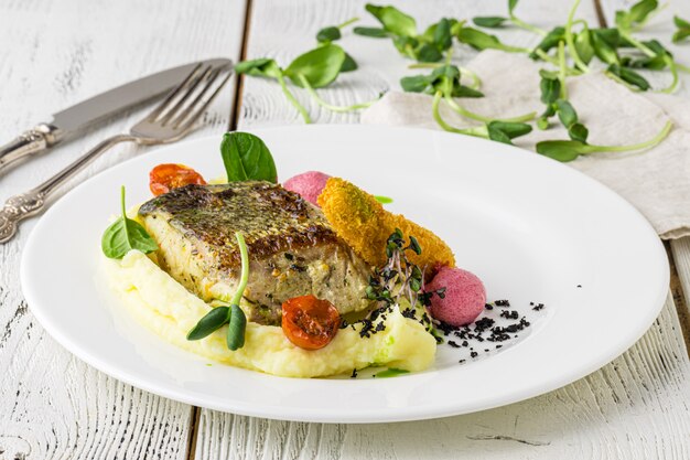 Filet de poisson grillé avec légumes BBQ