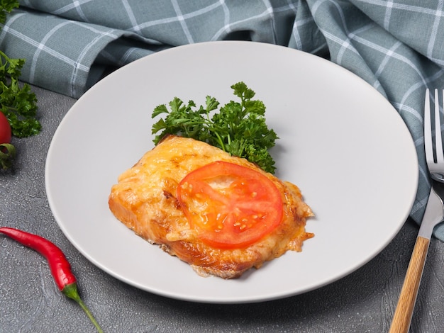 Filet de poisson rouge au fromage et tomate