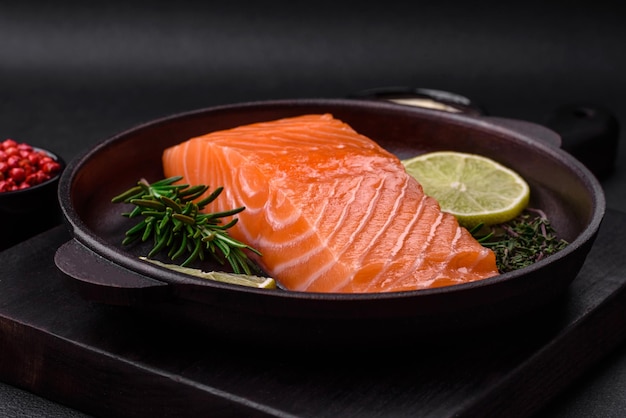 Filet de poisson rouge cru savoureux frais avec des épices et des herbes