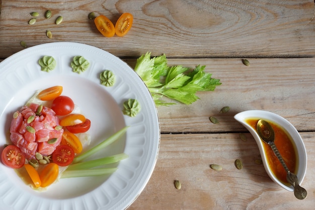 Filet de poisson rouge avec salade de tomates cerises