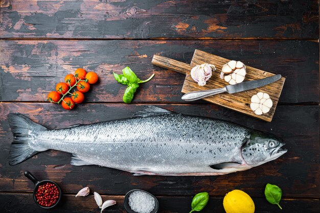 Filet de poisson rouge saumon cru frais sur fond de bois, vue de dessus avec espace de copie.