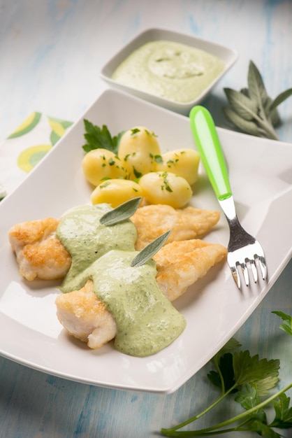 Filet de poisson avec sauce à la crème de yaourt mise au point sélective