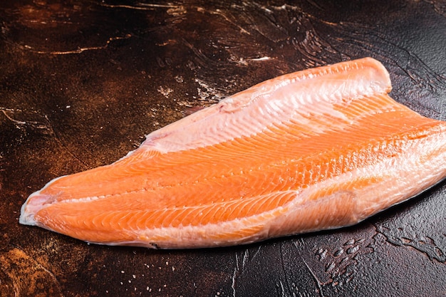 Filet de poisson saumon cru frais pour les steaks Fond sombre Vue de dessus