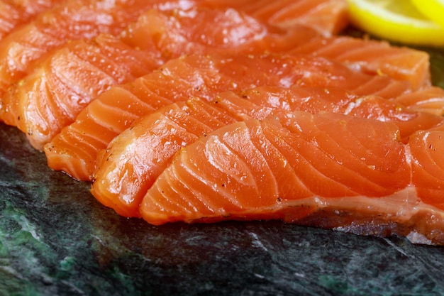 Filet de poisson de saumon non cuit à l&#39;avocat, sur plaque de marbre, ingrédients de la vue de dessus prêt à manger