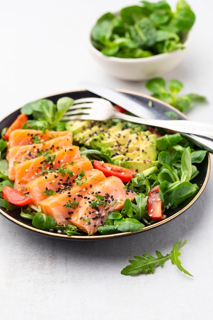 Filet de poisson saumon avec salade fraîche, vue de dessus d'avocat.