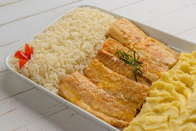 Filet de poisson Tilapia avec riz blanc et purée de pommes de terre