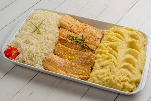 Filet de poisson Tilapia avec riz blanc et purée de pommes de terre