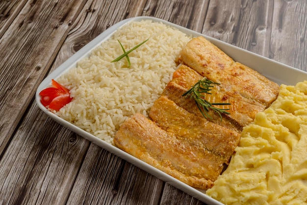 Filet de poisson Tilapia avec riz blanc et purée de pommes de terre