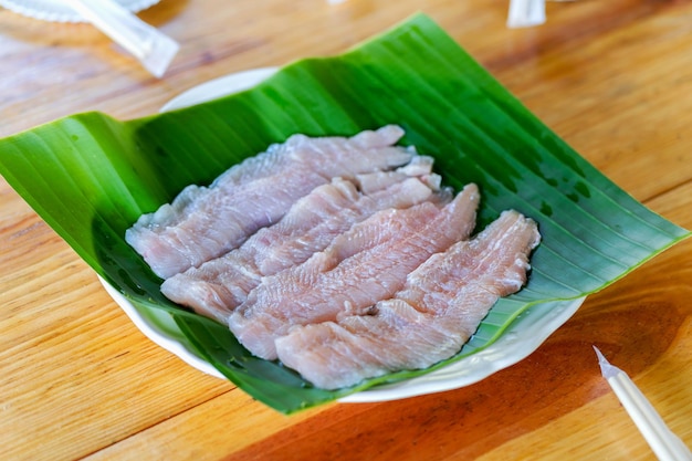 Filet de poisson à la truite dans un plat sur la table