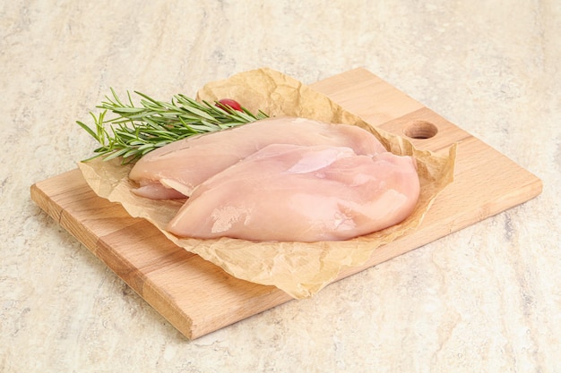 Filet de poitrine de poulet cru pour la cuisson