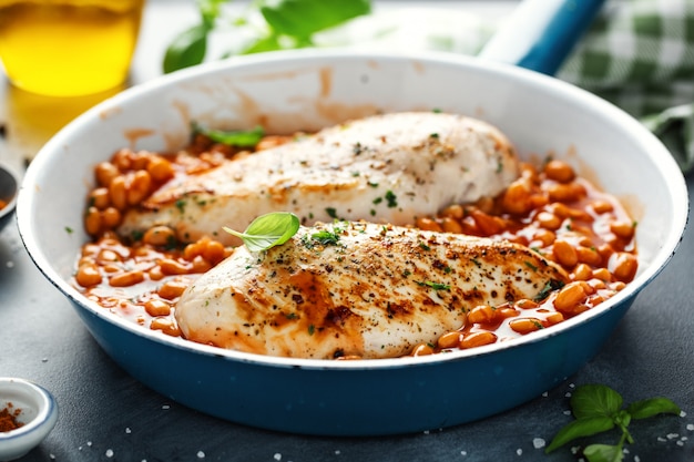 Filet de poitrine de poulet cuit avec des haricots et des herbes