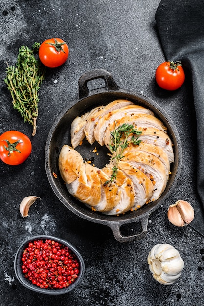 Filet de poitrine de poulet dans une poêle