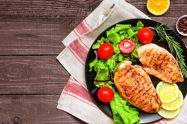 Filet de poitrine de poulet grillé sur une assiette