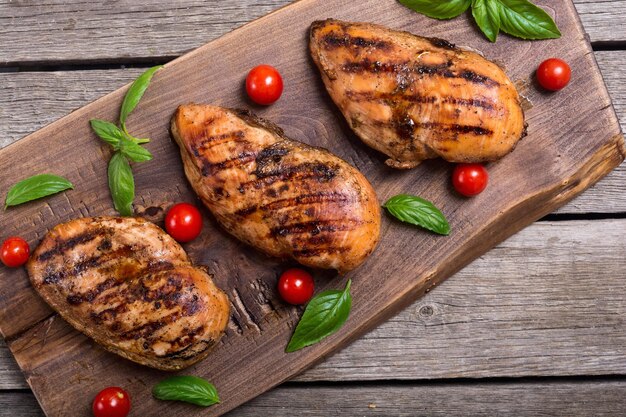 Filet de poitrine de poulet grillé au basilic et tomates fond BBQ