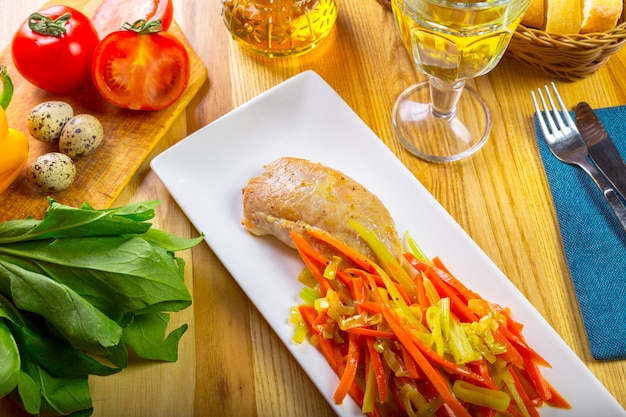 Filet de poitrine de poulet grillé et poivron frit