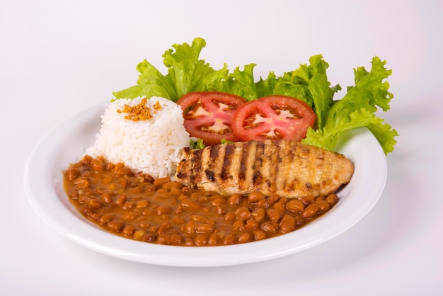 Filet de poitrine de poulet avec haricots pinto bruns, riz et salade