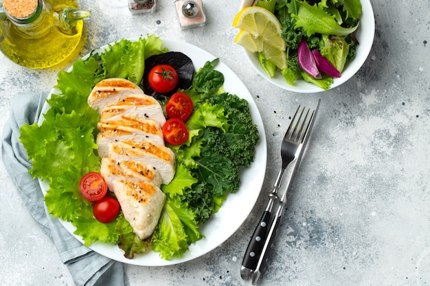 Filet de poitrine de poulet et salade de légumes.