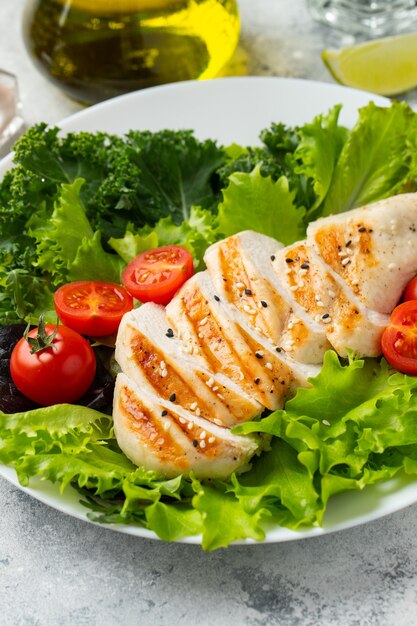 Filet de poitrine de poulet et salade de légumes.