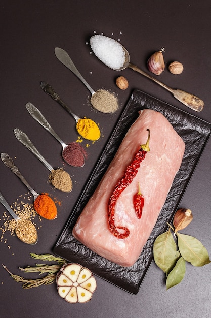 Filet de porc cru et épices assorties