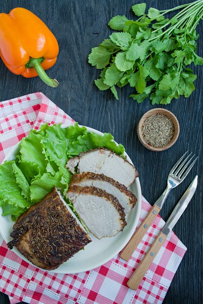 Filet de porc cuit au four dans des épices tranchées.