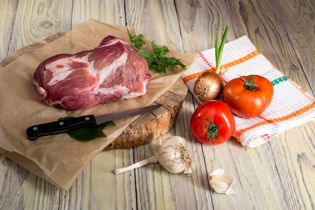 Filet de porc frais cru sur un gros plan de table en bois