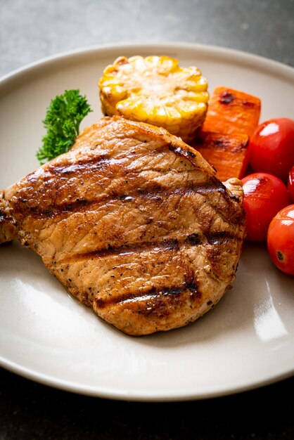 Filet de porc grillé et barbecue avec légumes