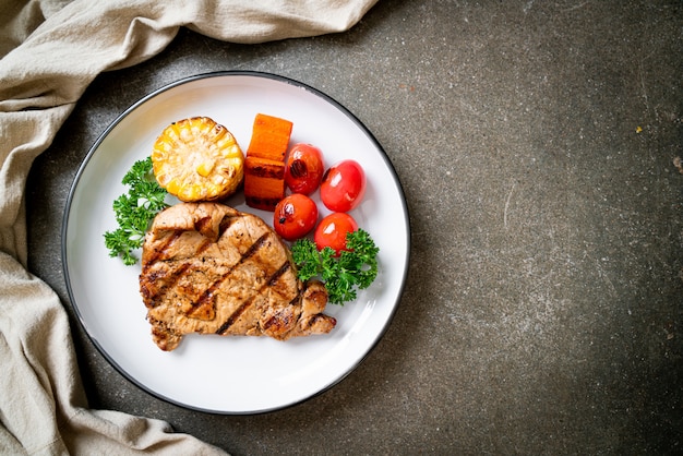 Filet de porc grillé et barbecue avec légumes