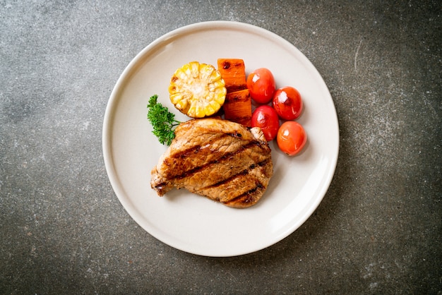 Filet de porc grillé et barbecue avec légumes