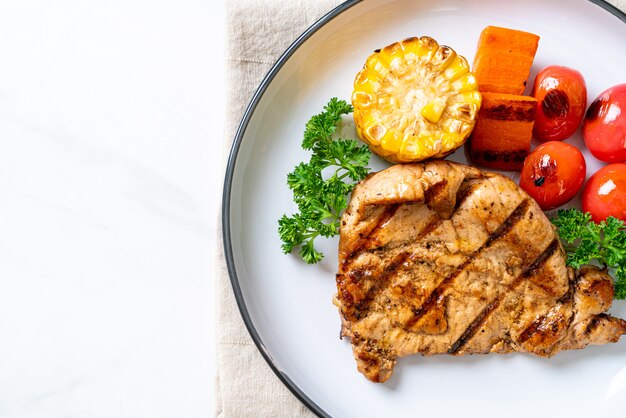 Filet de porc grillé et barbecue avec légumes