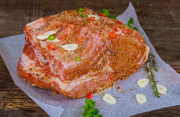 Filet de porc préparé avec des épices et des herbes.