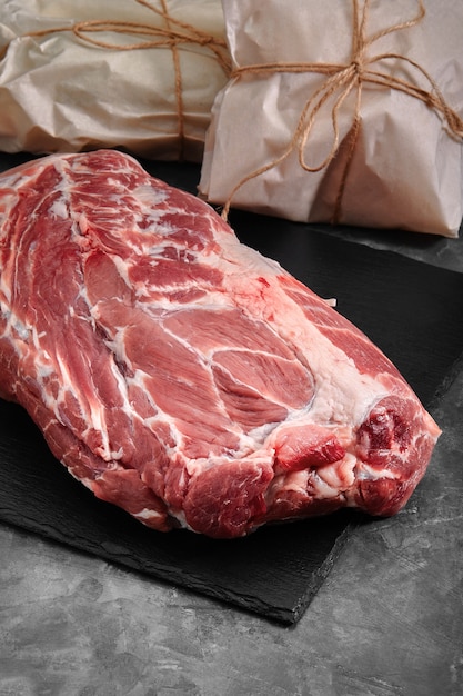 Filet de porc, viande fraîche sur une plaque d'ardoise sur fond gris