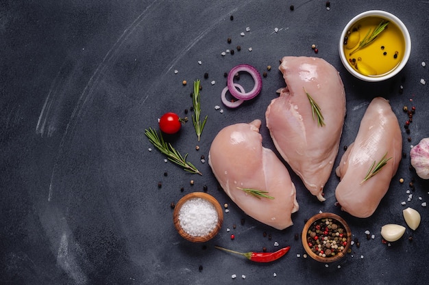 Filet de poulet cru aux épices et herbes vue de dessus