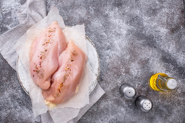 Filet de poulet cru cru sur une planche à découper