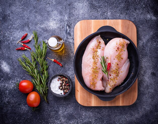 Filet de poulet cru dans un plat en fonte