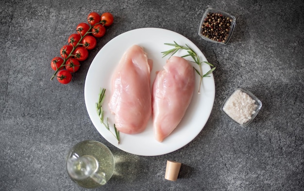 Filet de poulet cru sur fond de pierre