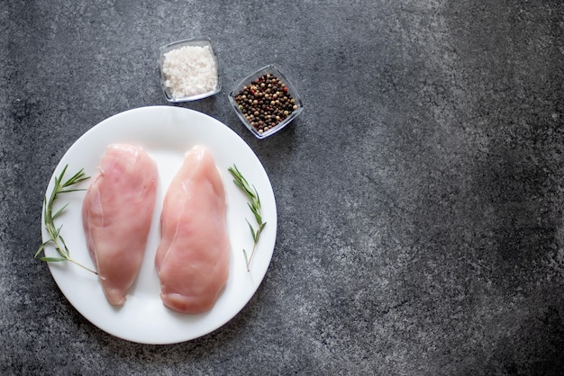 Filet de poulet cru sur fond de pierre