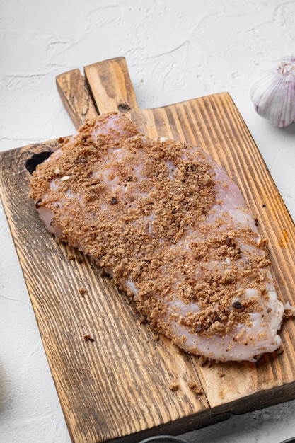 Photo filet de poulet crumbet avec des ingrédients sur fond blanc