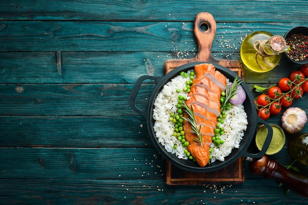 Filet de poulet cuit au four avec du riz et des légumes sur une assiette en pierre noire Aliments diététiques Vue de dessus Espace libre pour votre texte