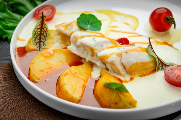 Filet de poulet dans une sauce crémeuse à la poire caramélisée