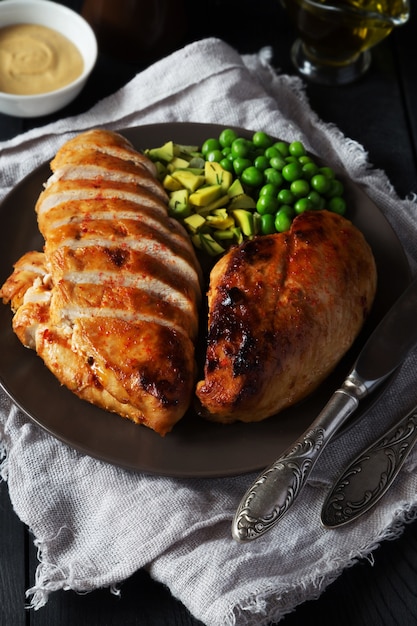 Filet de poulet épicé frit avec salade et moutarde