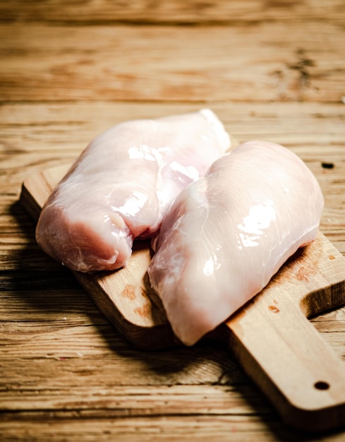 Photo filet de poulet frais sur une table en bois