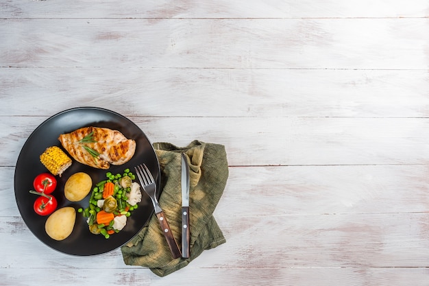 Filet de poulet frit et légumes bouillis